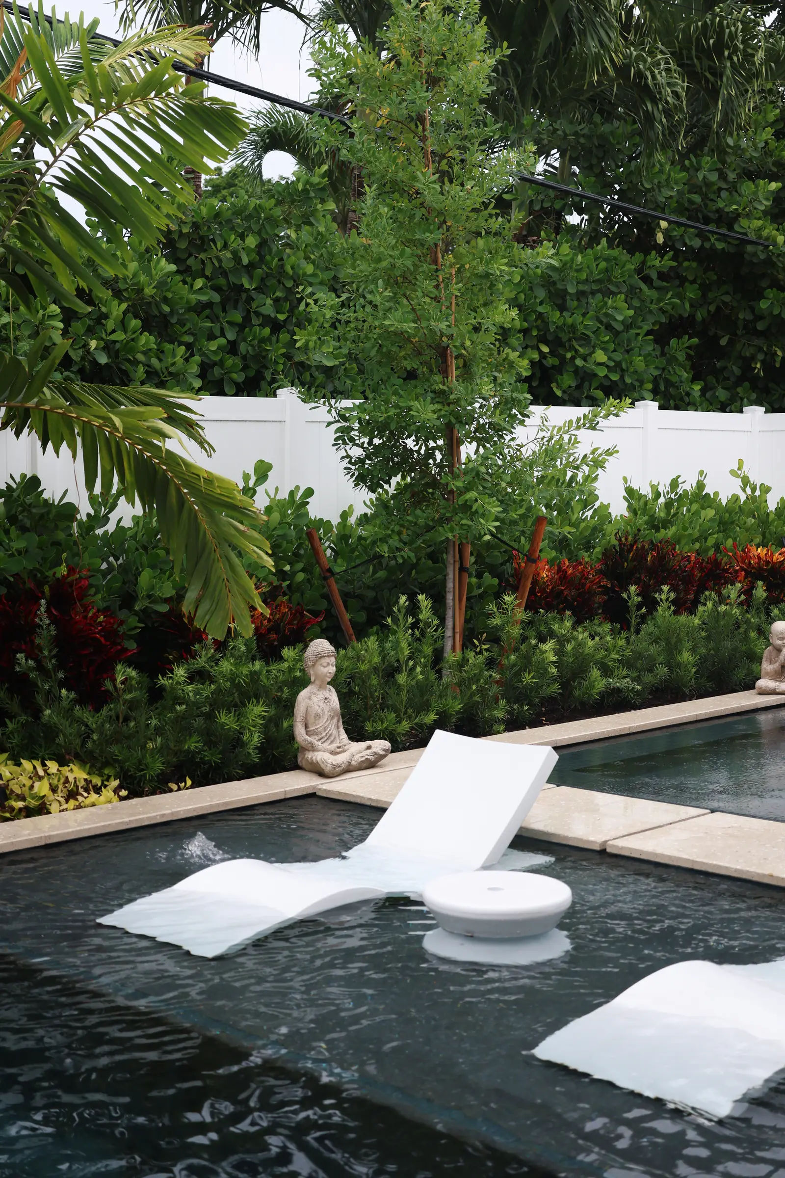 Dark pool and loungers, vertical