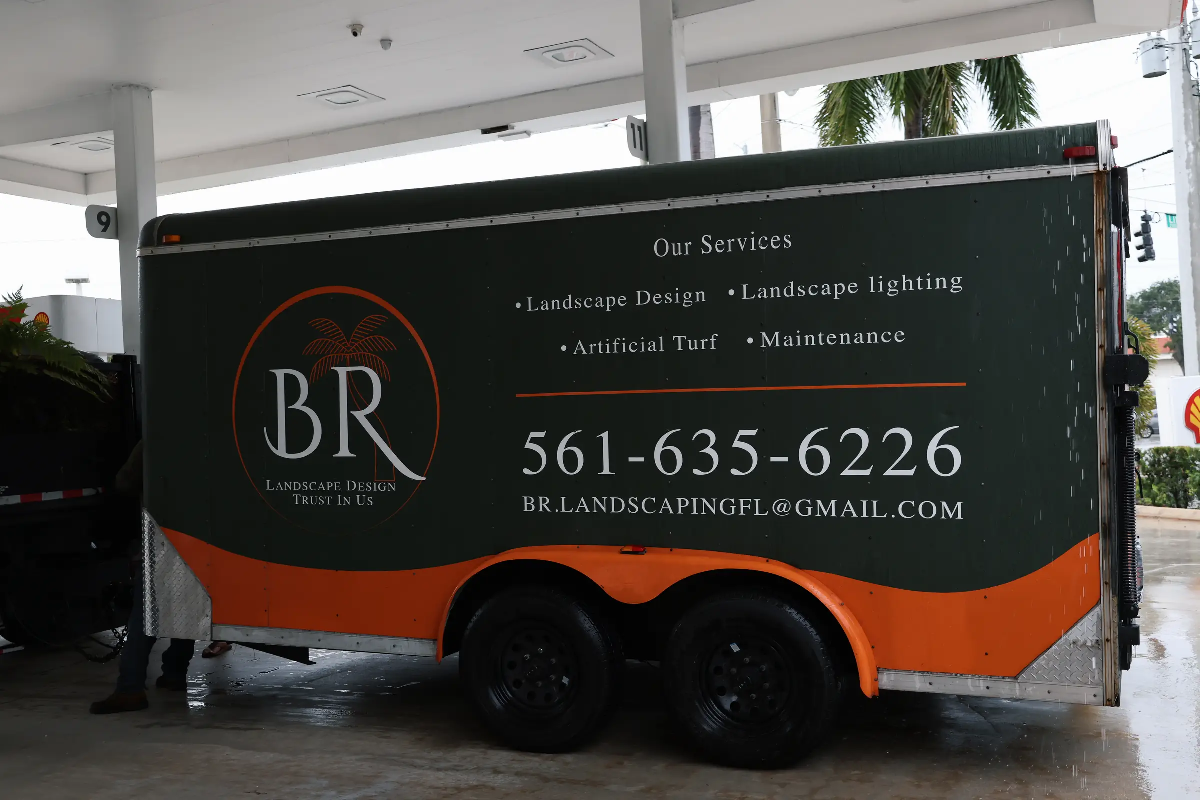 Br landscape branded trailer side